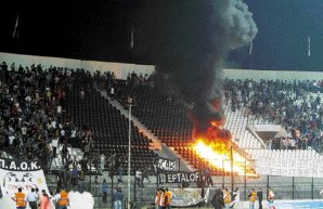 фанаты паока поджигают стадион